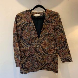 𝅺Woman’s floral blazer. Cleo petites size 6. No collar. Curved hem. One button.